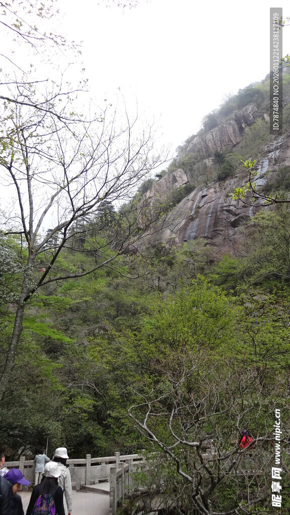 山间步道上的游人