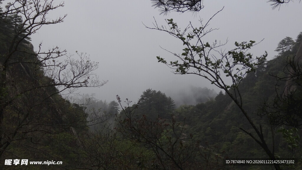 山间云雾缭绕的朦胧景致