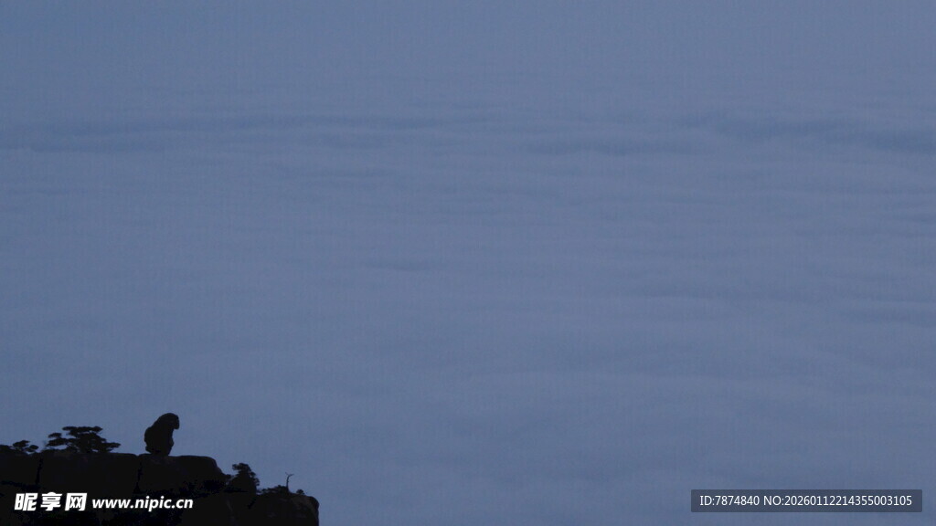 崖边鸟瞰静谧海面