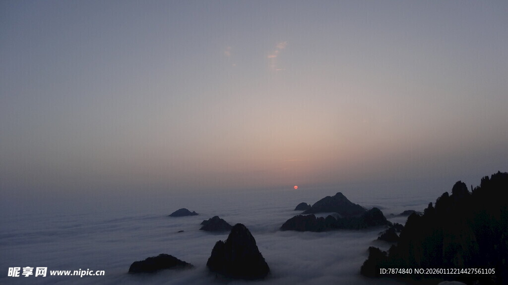 海上日出时分的云雾礁石