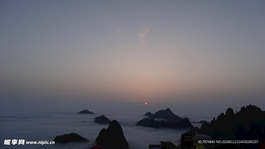 海上日出时的礁石景观
