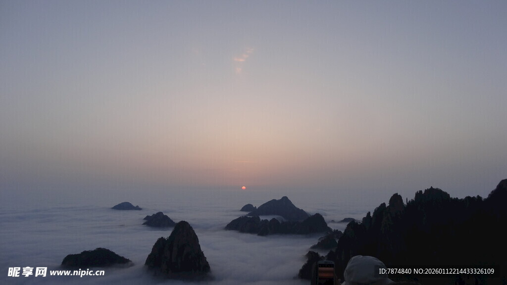 海上日出时的嶙峋礁石