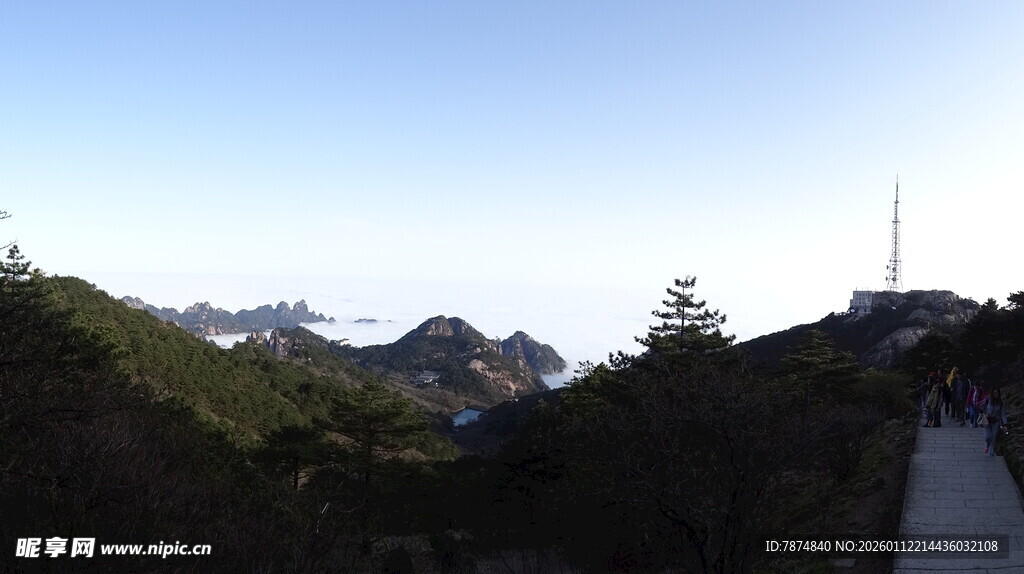 山间步道远眺壮丽景致