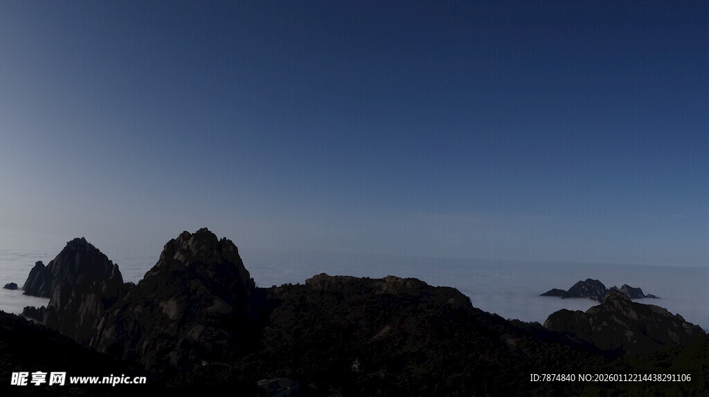 日出时分的山巅美景
