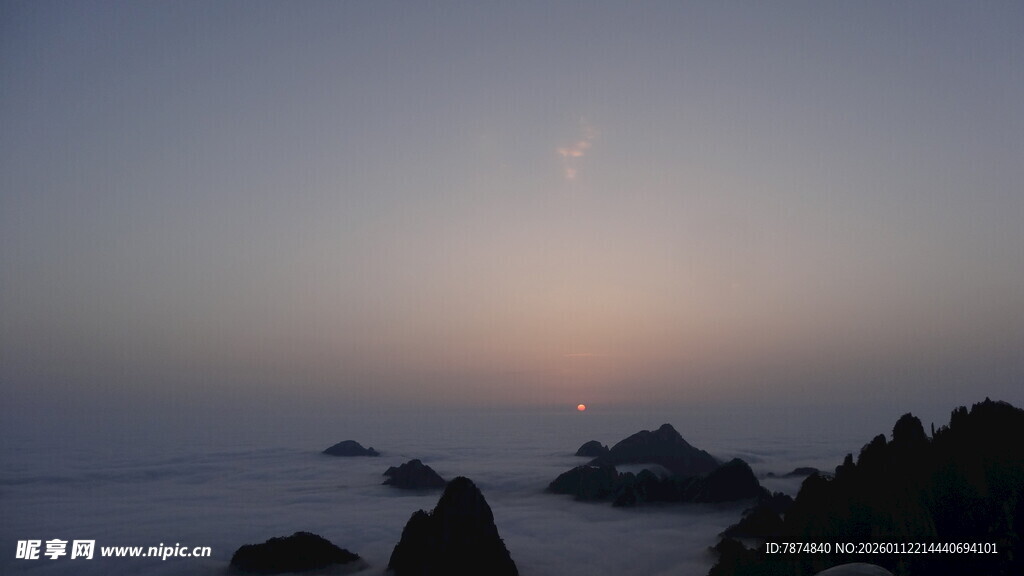海上日出 礁石隐于晨雾中