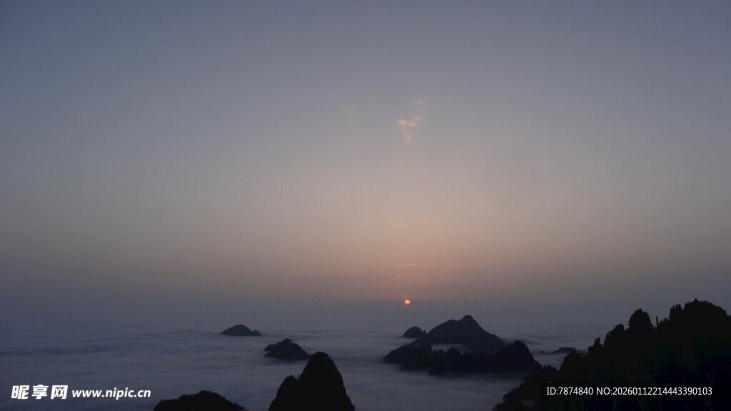海上日出时的礁石景观