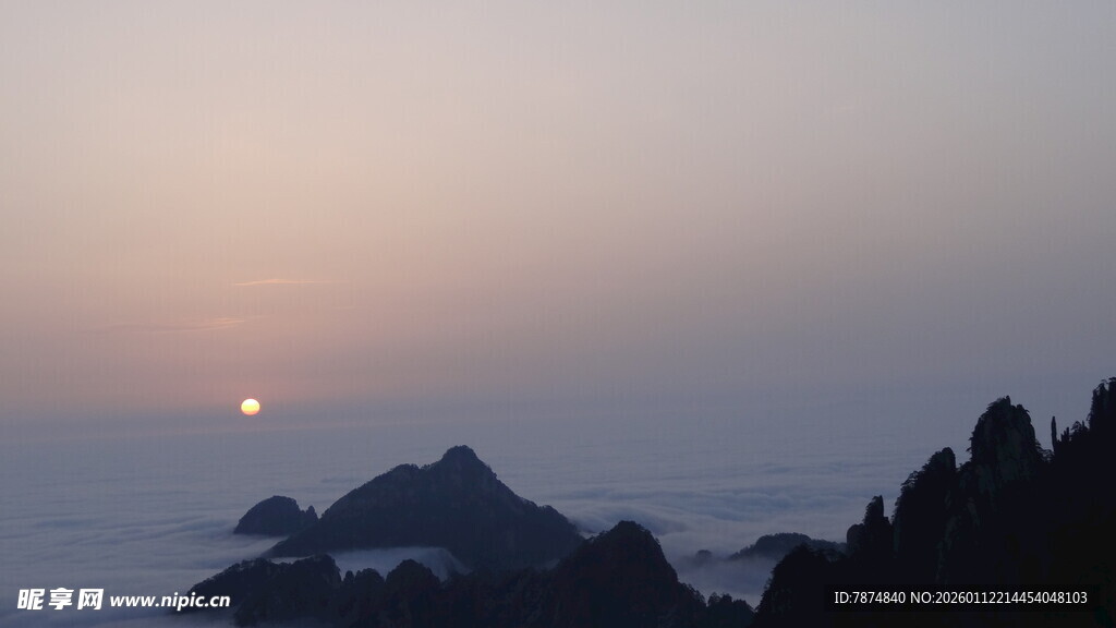 日出云海中的山峦美景