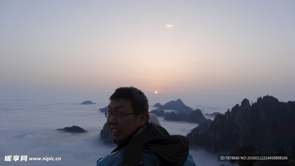 山顶赏云海的男子