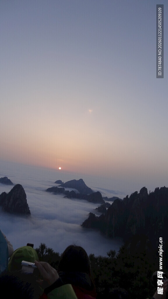 日出云海中的壮丽山峦