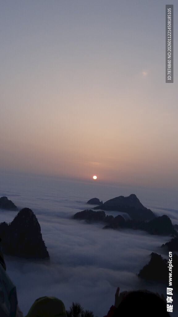 日出云海中的壮丽山峦