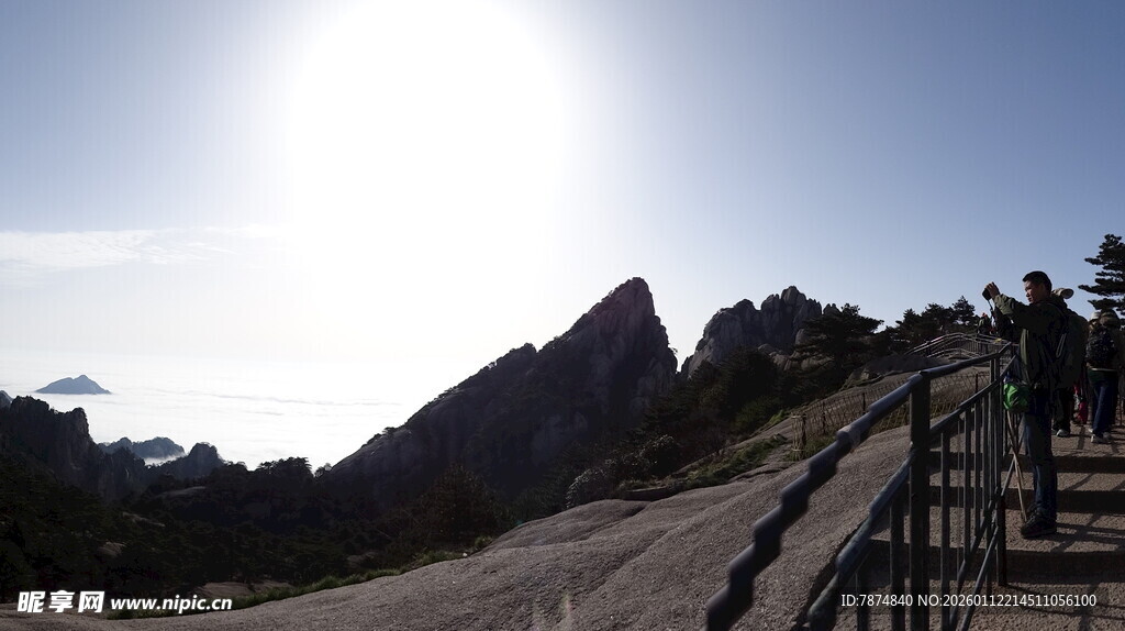 山间公路旁的壮丽山景