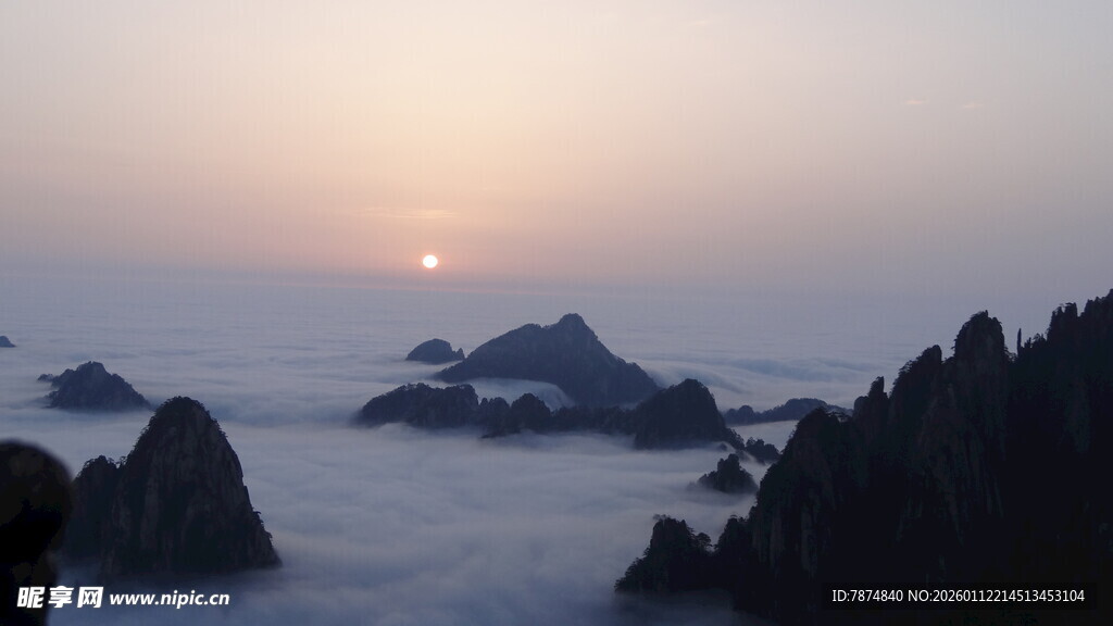 日出云海中的壮丽山峦