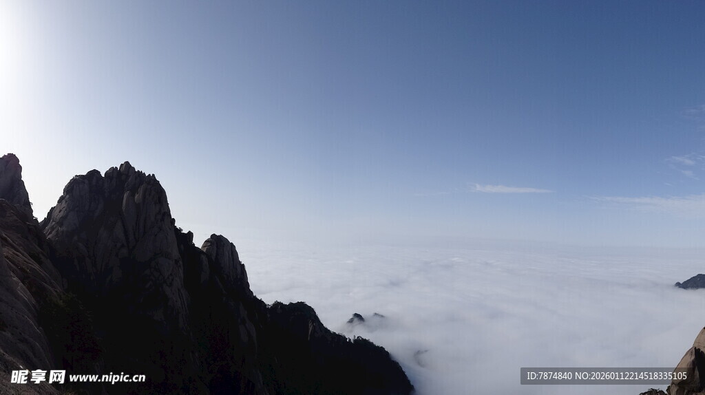 高山云海间的壮丽景致