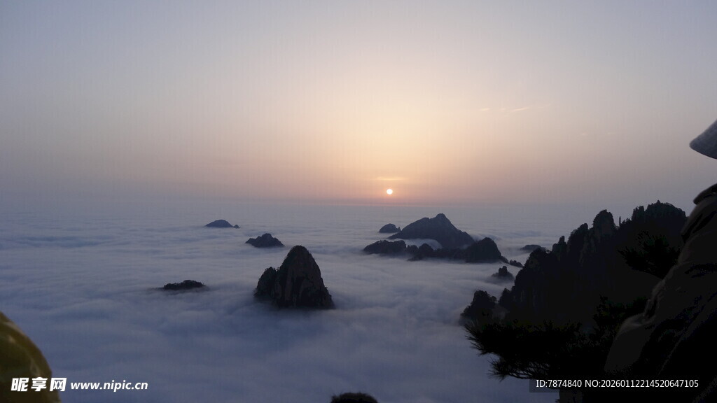 海上日出 礁石点缀美景