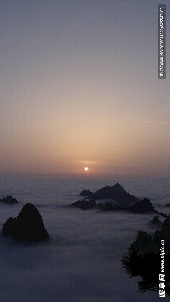 日出云海中的山峦美景