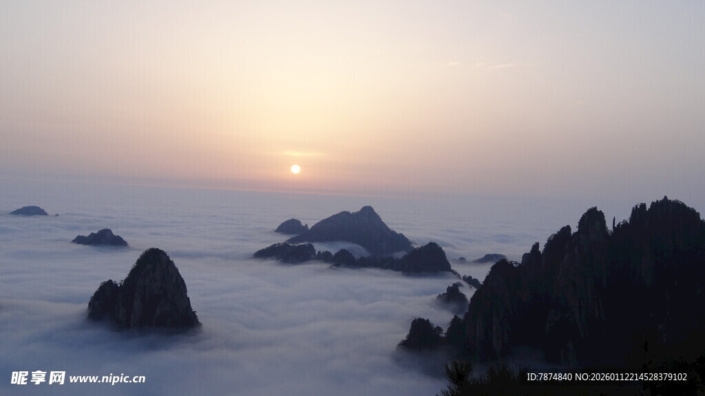 海上日出伴嶙峋礁石