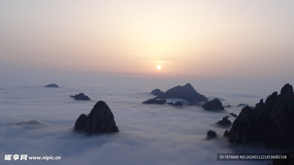 海上日出 礁石点缀美景