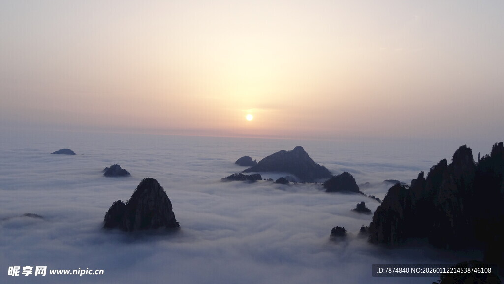 海上日出 礁石映霞光