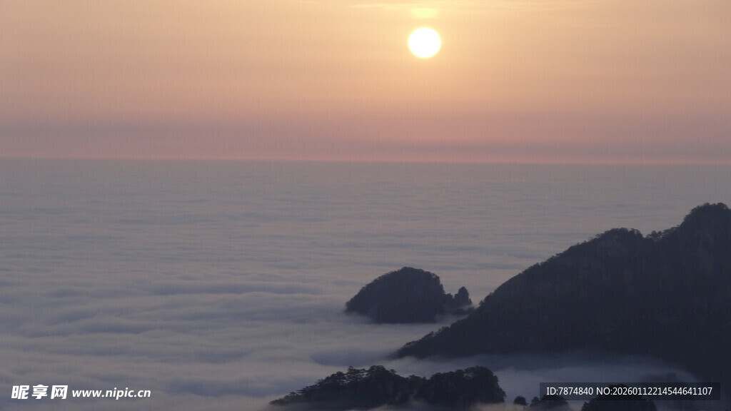 海上日出 礁石相伴美景