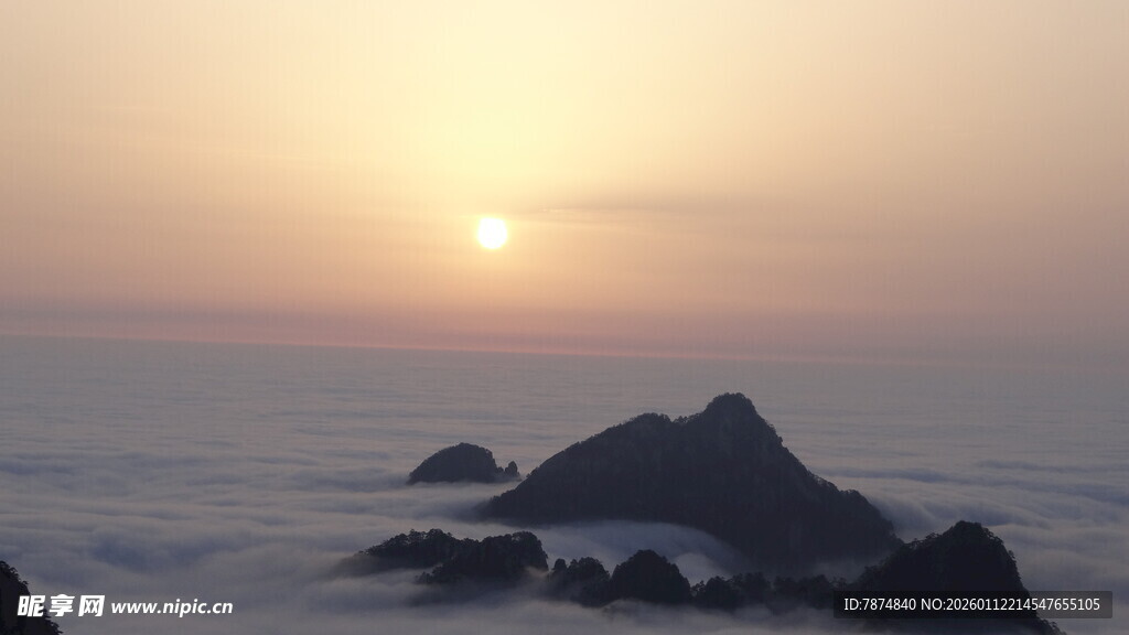 日出云海间的壮美景观