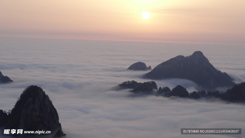 日出云海中的壮丽山峦