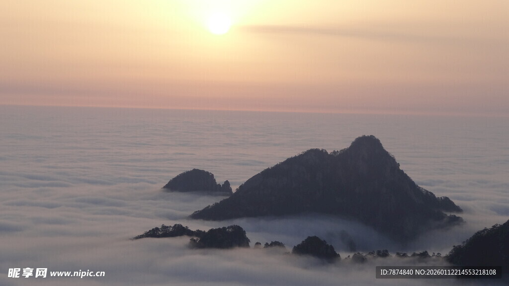 海上落日下的礁石美景