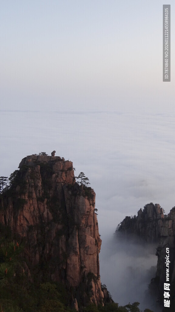 云雾缭绕的壮丽山峰