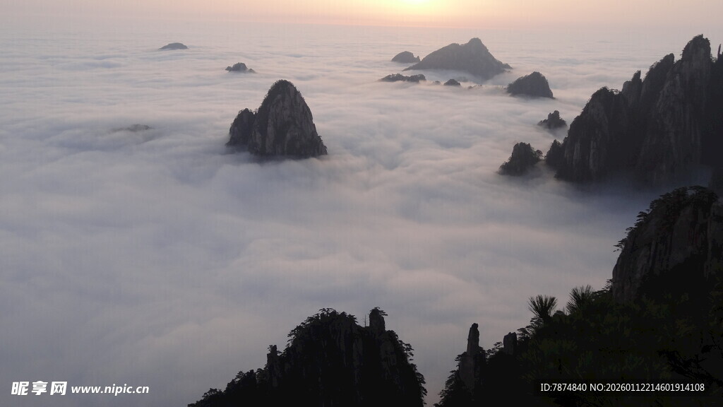 云海中的奇峰景观