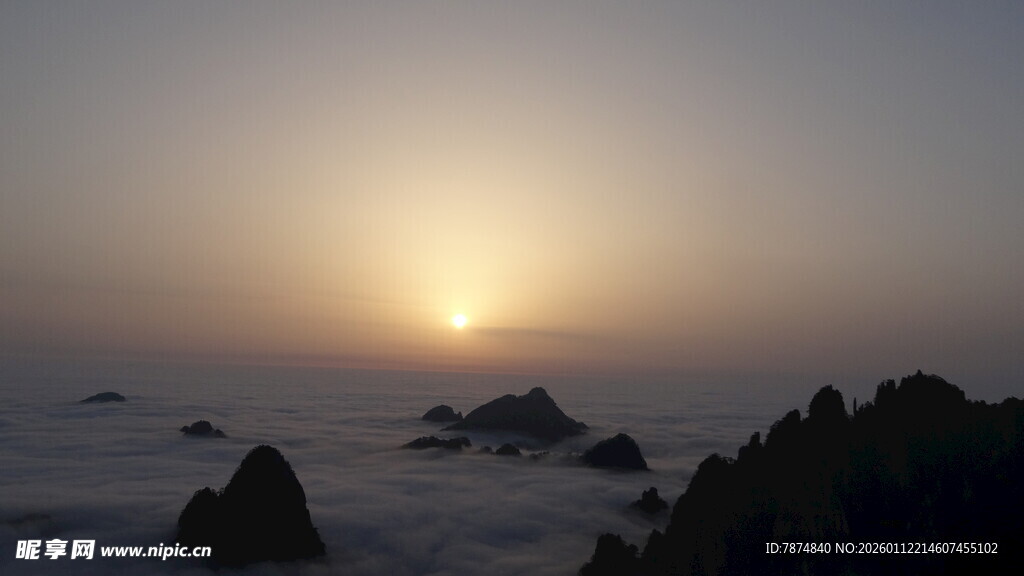日出云海间的壮丽景致