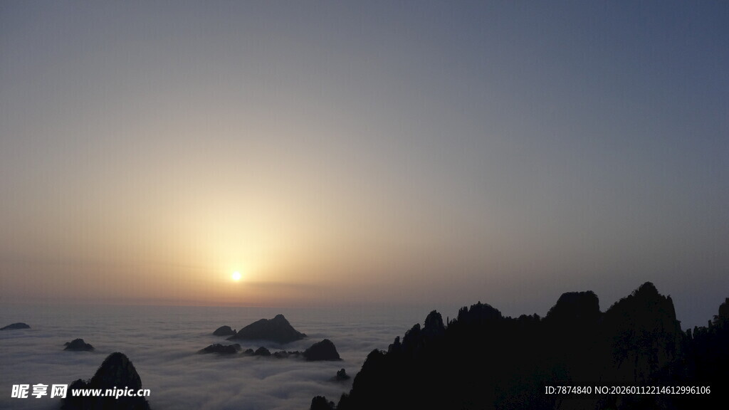 日出云海间的壮美景色