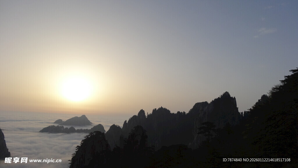 日出时分的壮丽山景
