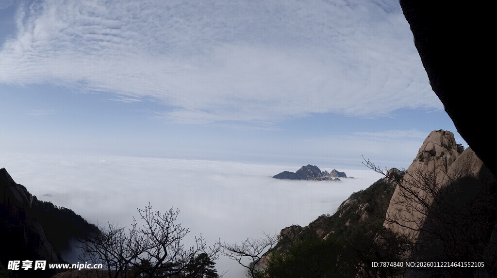 云海中的山峦美景