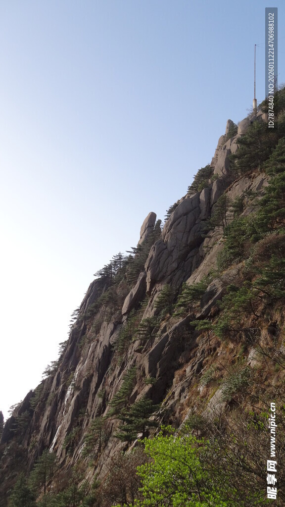 陡峭山峰 绿意点缀