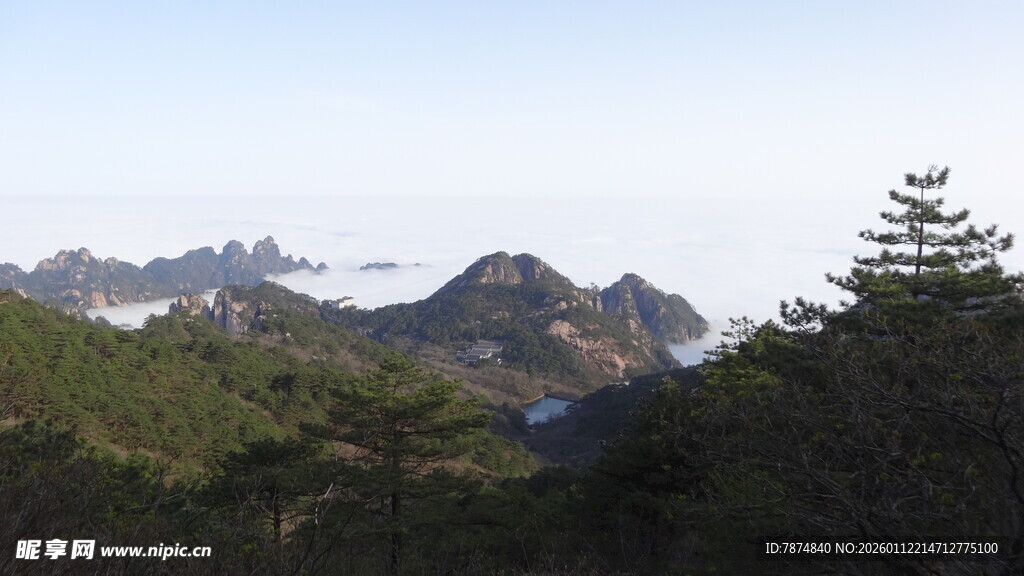 山间云雾缭绕的秀丽景致