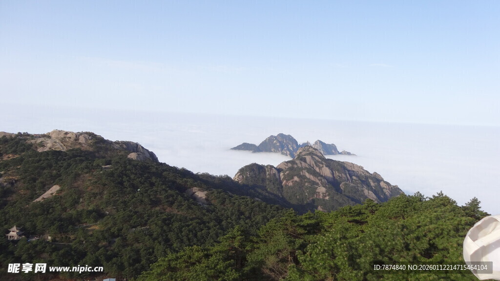 山峦云海间的壮美风光