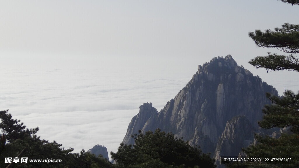 巍峨山峰云雾缭绕之景