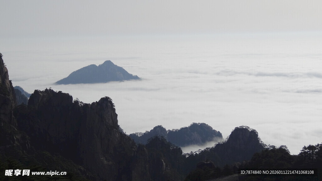 云海中的山峦美景