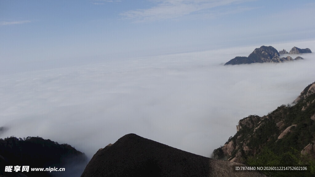 云海中的山峦美景