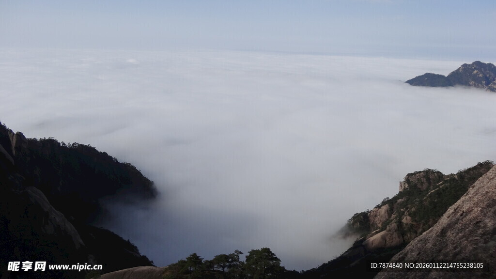 云海环绕的壮丽山峦