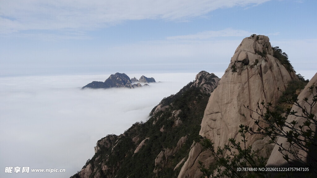 云海中的巍峨山峰