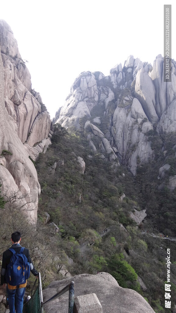 游客攀登壮美山峦