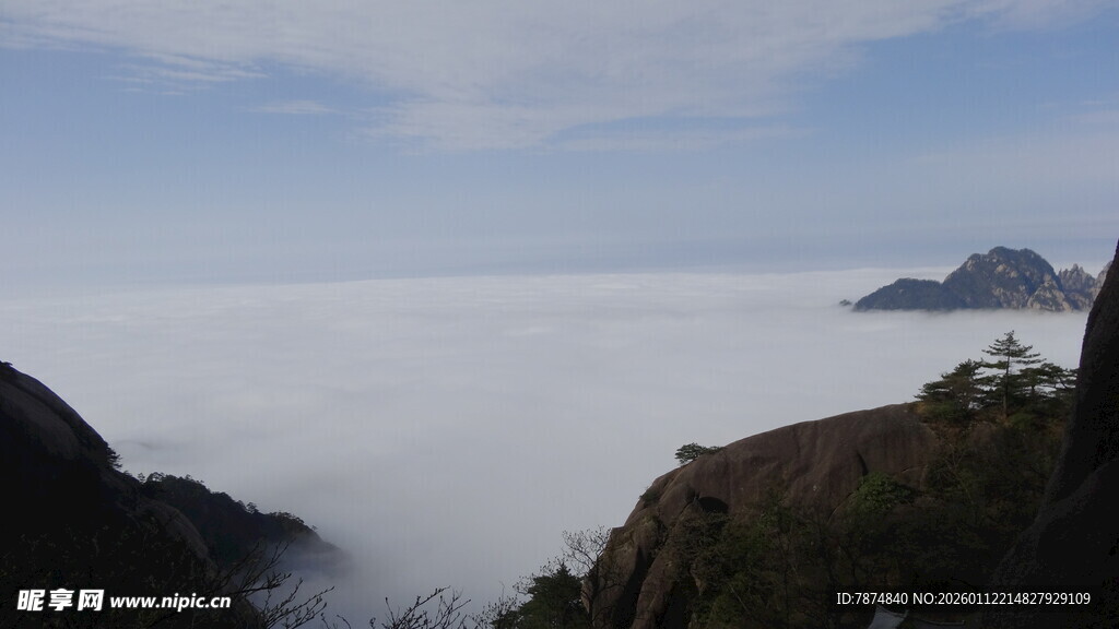 云海环绕的壮丽山景