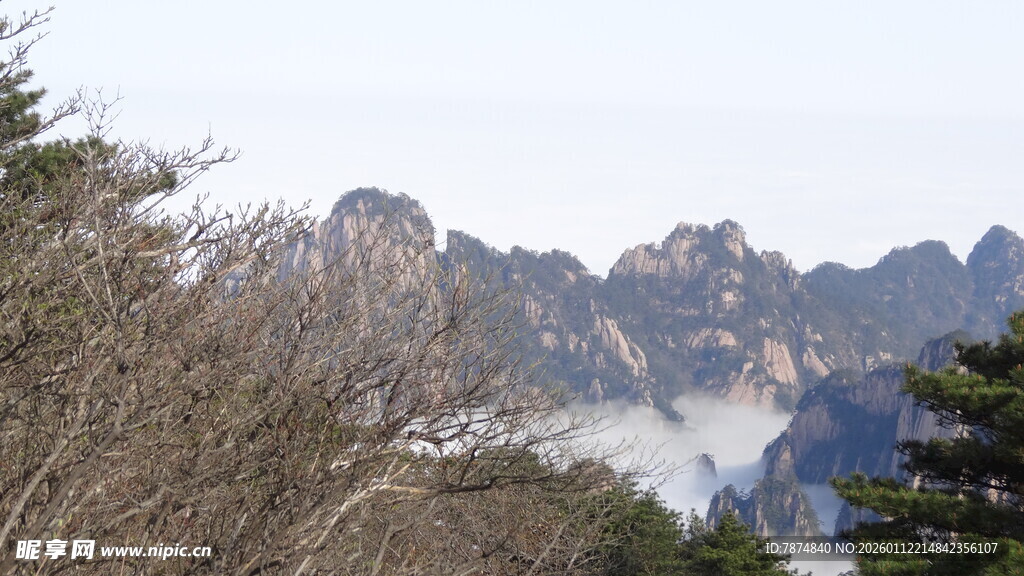 云雾缭绕的壮美山峦