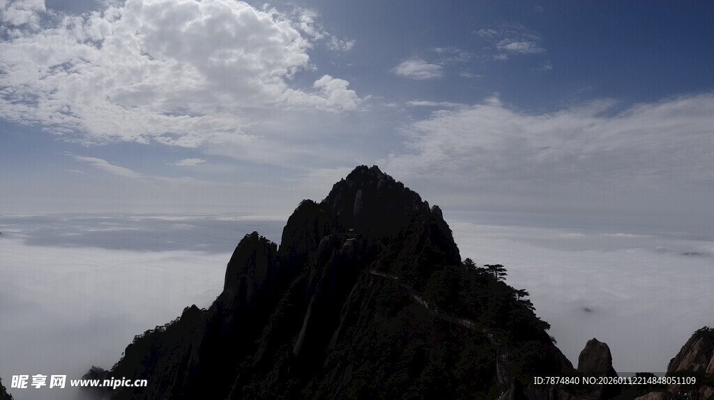 巍峨山峰云海间