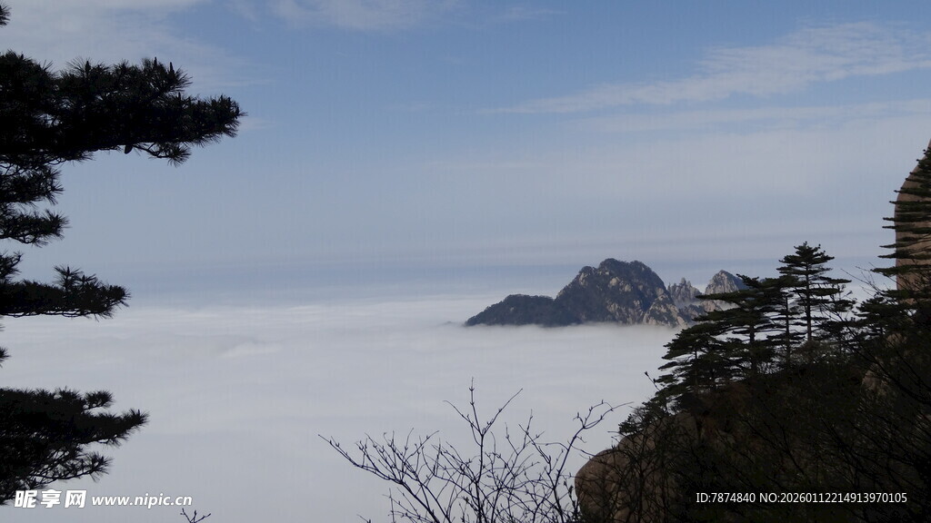 黄山云海中的壮美山景