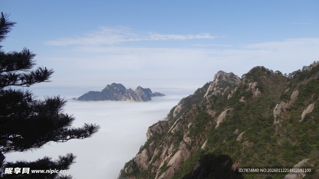 黄山云海中的壮美山峦