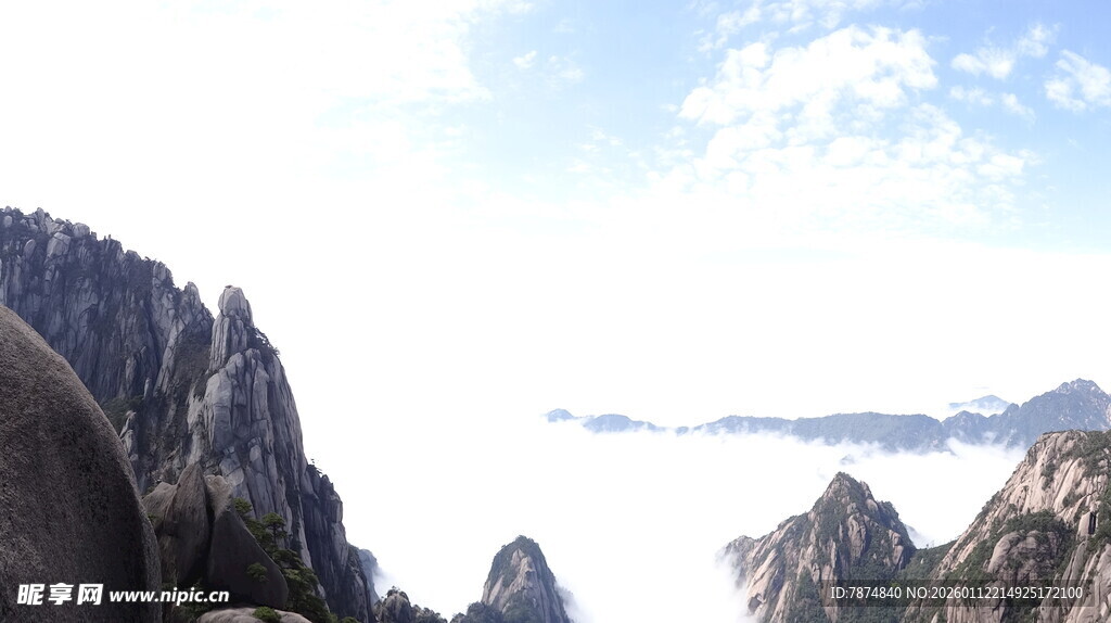 巍峨群山云海壮丽景观