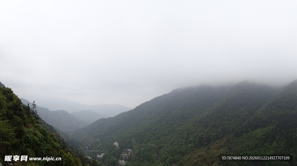 山间云雾缭绕的秀丽景致