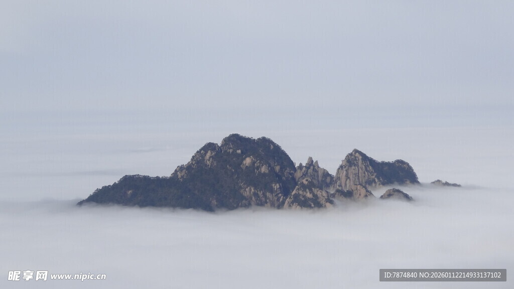 云海中的巍峨山峰
