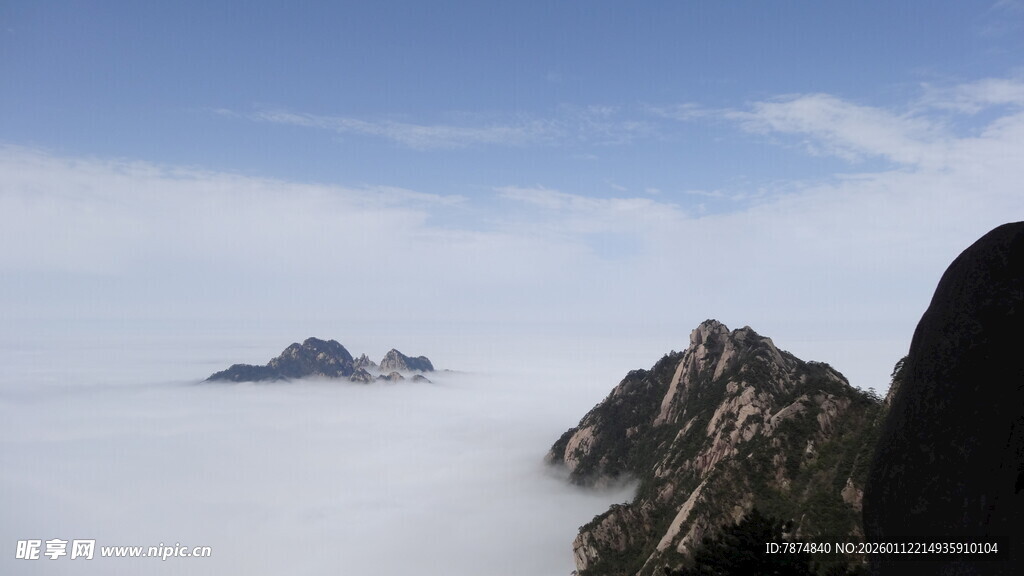 云海中的巍峨山峰